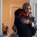 Brianne Howey y Sabrina Grdevich en la temporada 2 y el capítulo 09 de 'Ginny y Georgia'