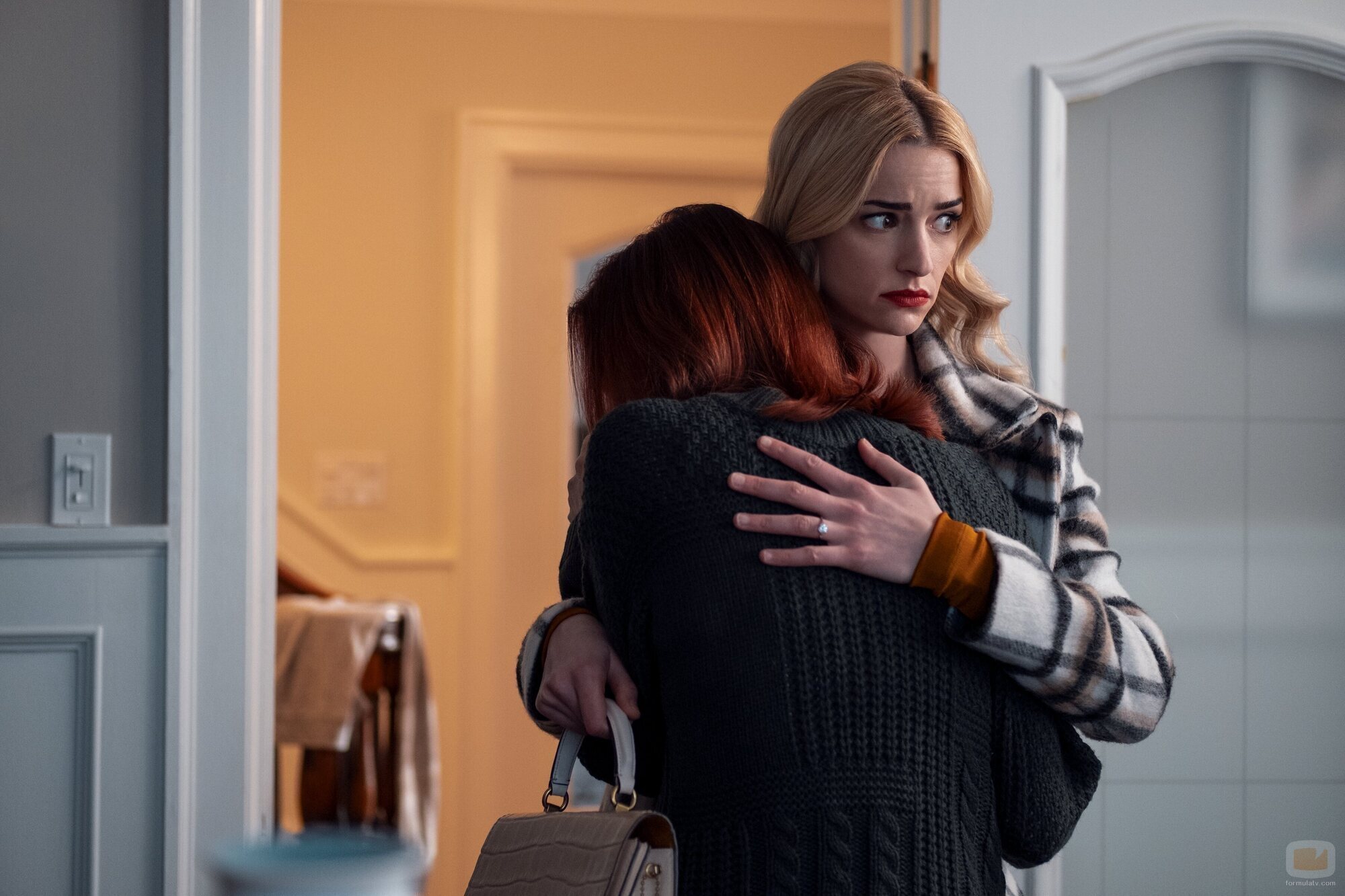 Brianne Howey y Sabrina Grdevich en la temporada 2 y el capítulo 09 de 'Ginny y Georgia'