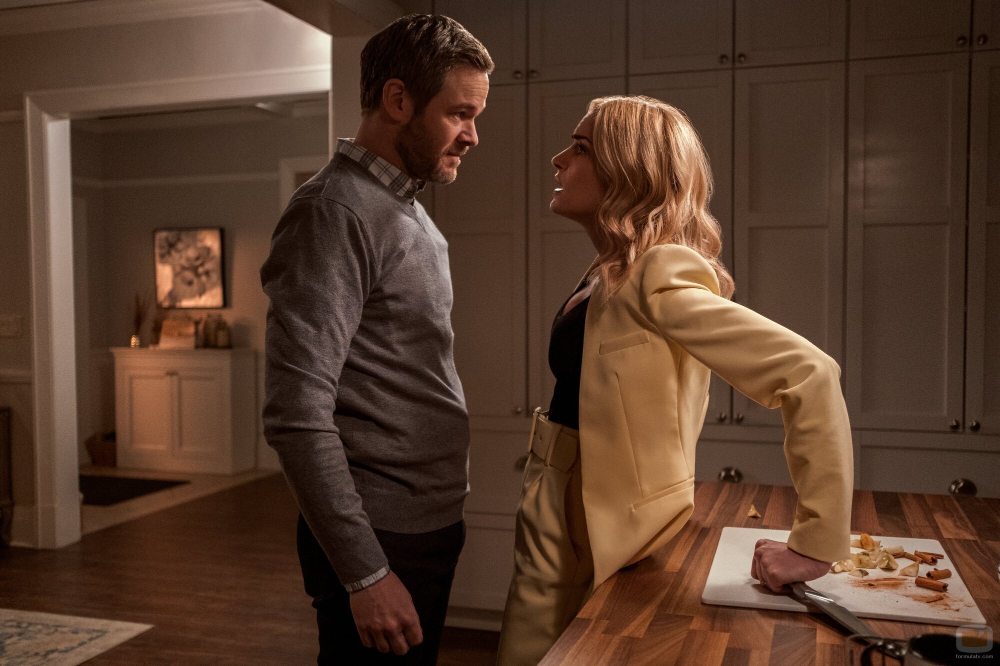 Brianne Howey y Aaron Ashmore en 'Matar a Gil' de 'Ginny y Georgia'