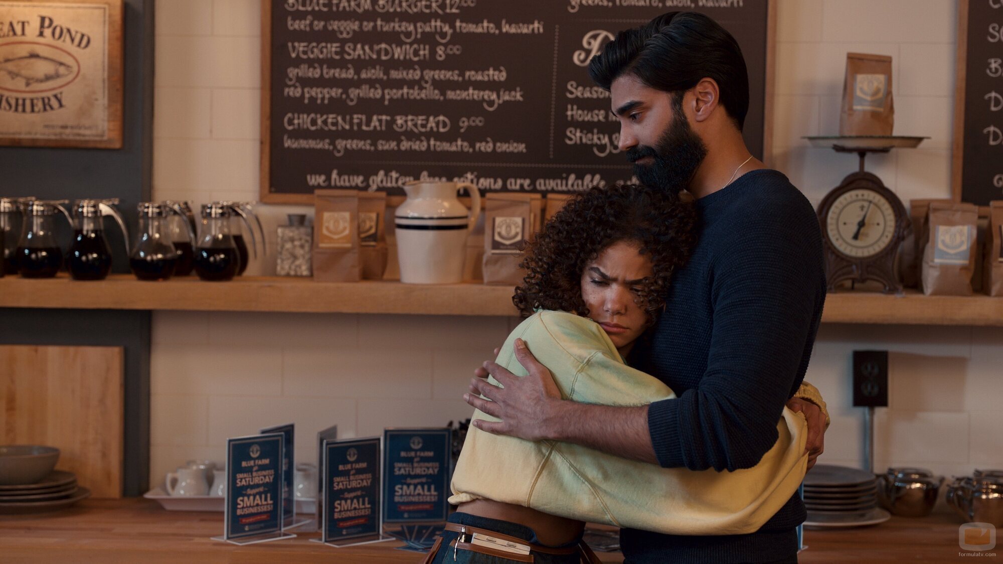Antonia Gentry y Raymond Ablack en el 'Yo no soy Cenicienta' de 'Ginny & Georgia'
