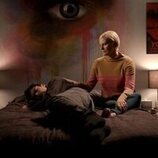 Felix Mallard y Jennifer Robertson en 2x10 'Yo no soy Cenicienta' de 'Ginny y Georgia'