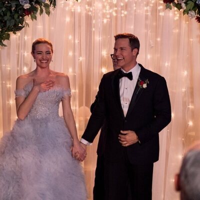 Brianne Howey y Scott Porter en 2x10 titulado 'Yo no soy Cenicienta' de 'Ginny y Georgia'