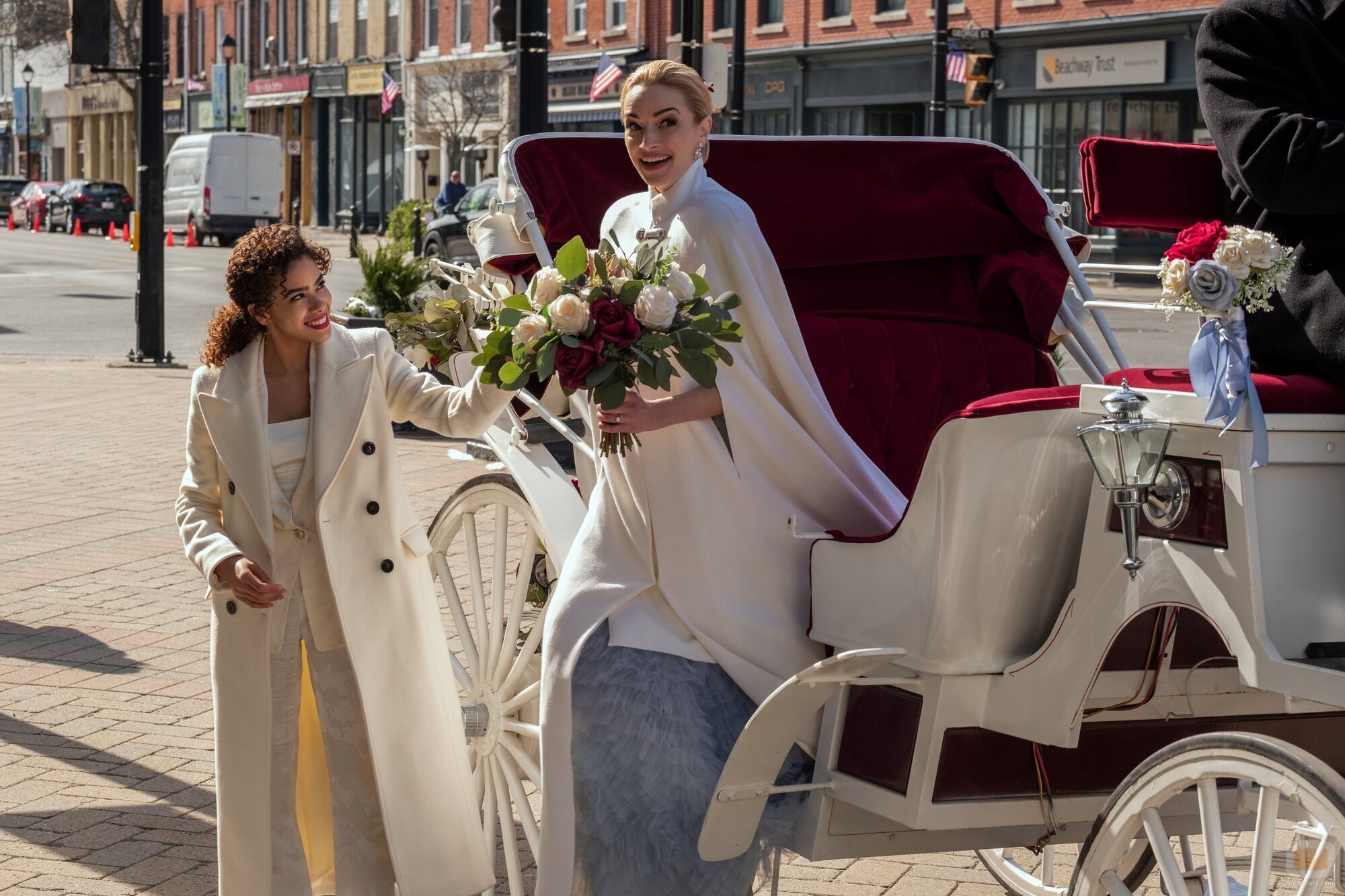 Brianne Howey y Antonia Gentry en 'Yo no soy Cenicienta' de 'Ginny y Georgia'