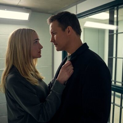 Brianne Howey y Scott Porter en el 'No da ni para un pódcast' de 'Ginny & Georgia'