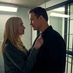 Brianne Howey y Scott Porter en el 'No da ni para un pódcast' de 'Ginny & Georgia'