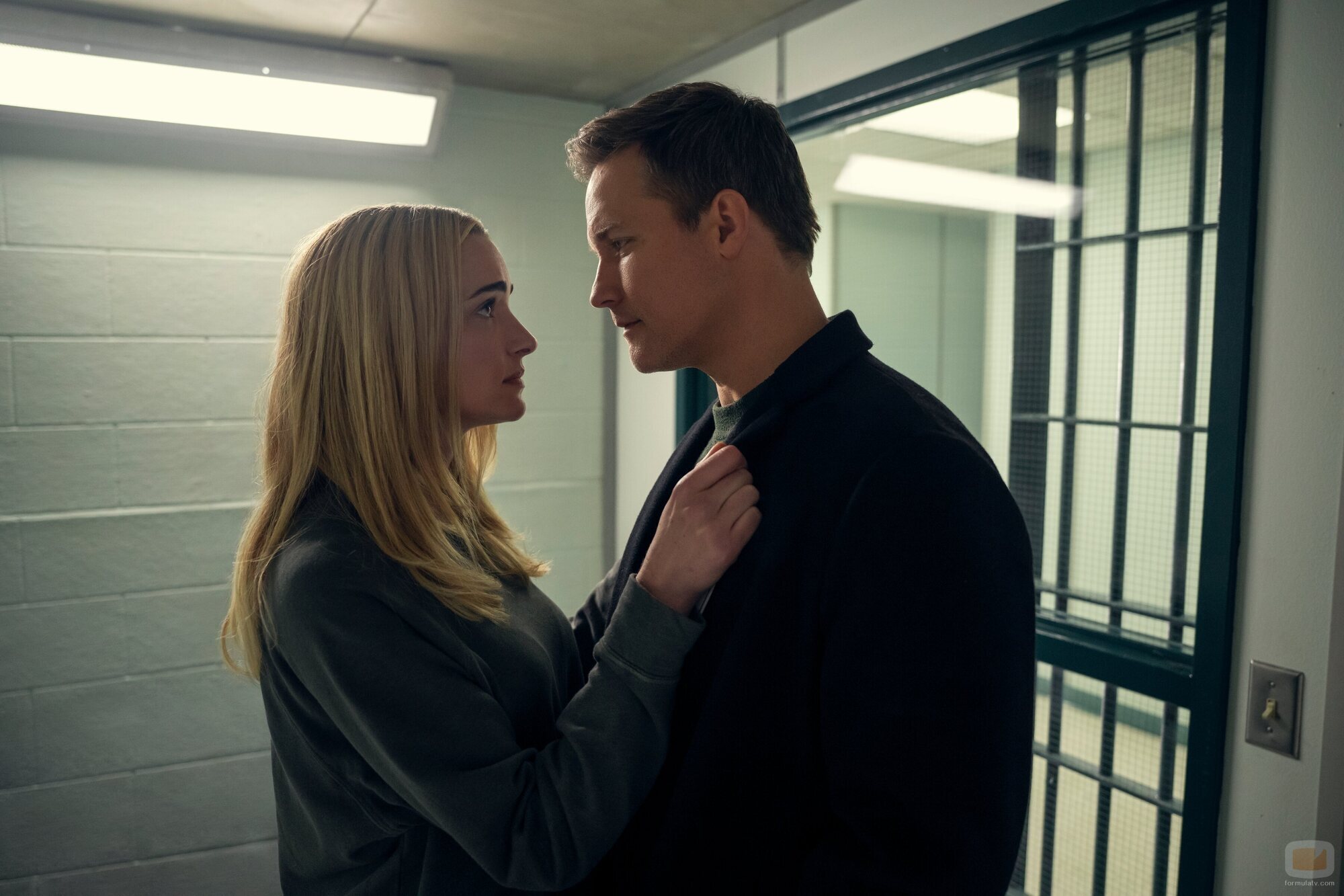 Brianne Howey y Scott Porter en el 'No da ni para un pódcast' de 'Ginny & Georgia'