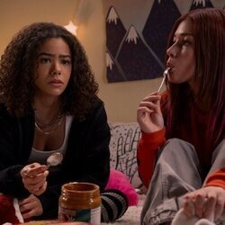 Katie Douglas y Antonia Gentry en 3x01 titulado 'No da ni para un pódcast' de 'Ginny y Georgia'