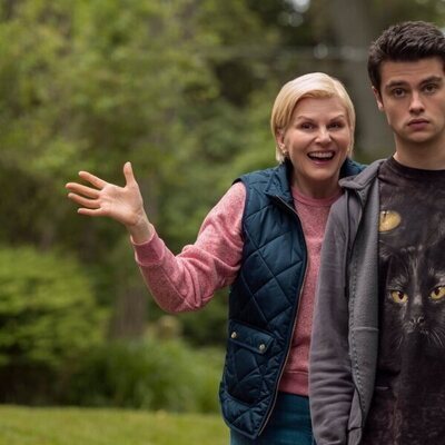 Felix Mallard y Jennifer Robertson en el 3x01 de 'Ginny & Georgia'