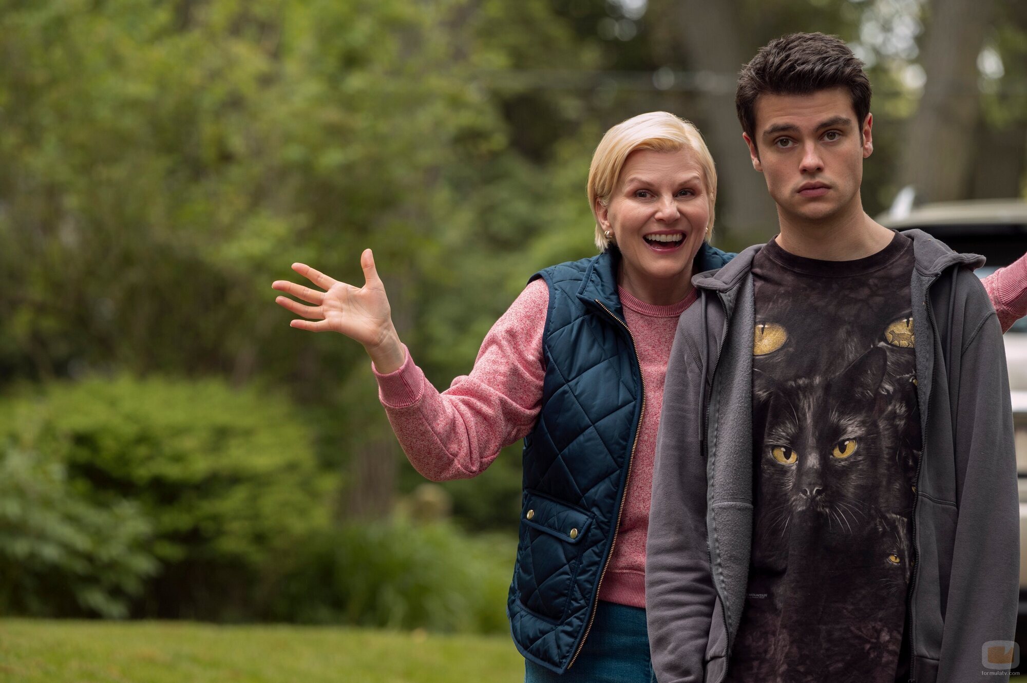 Felix Mallard y Jennifer Robertson en el 3x01 de 'Ginny & Georgia'