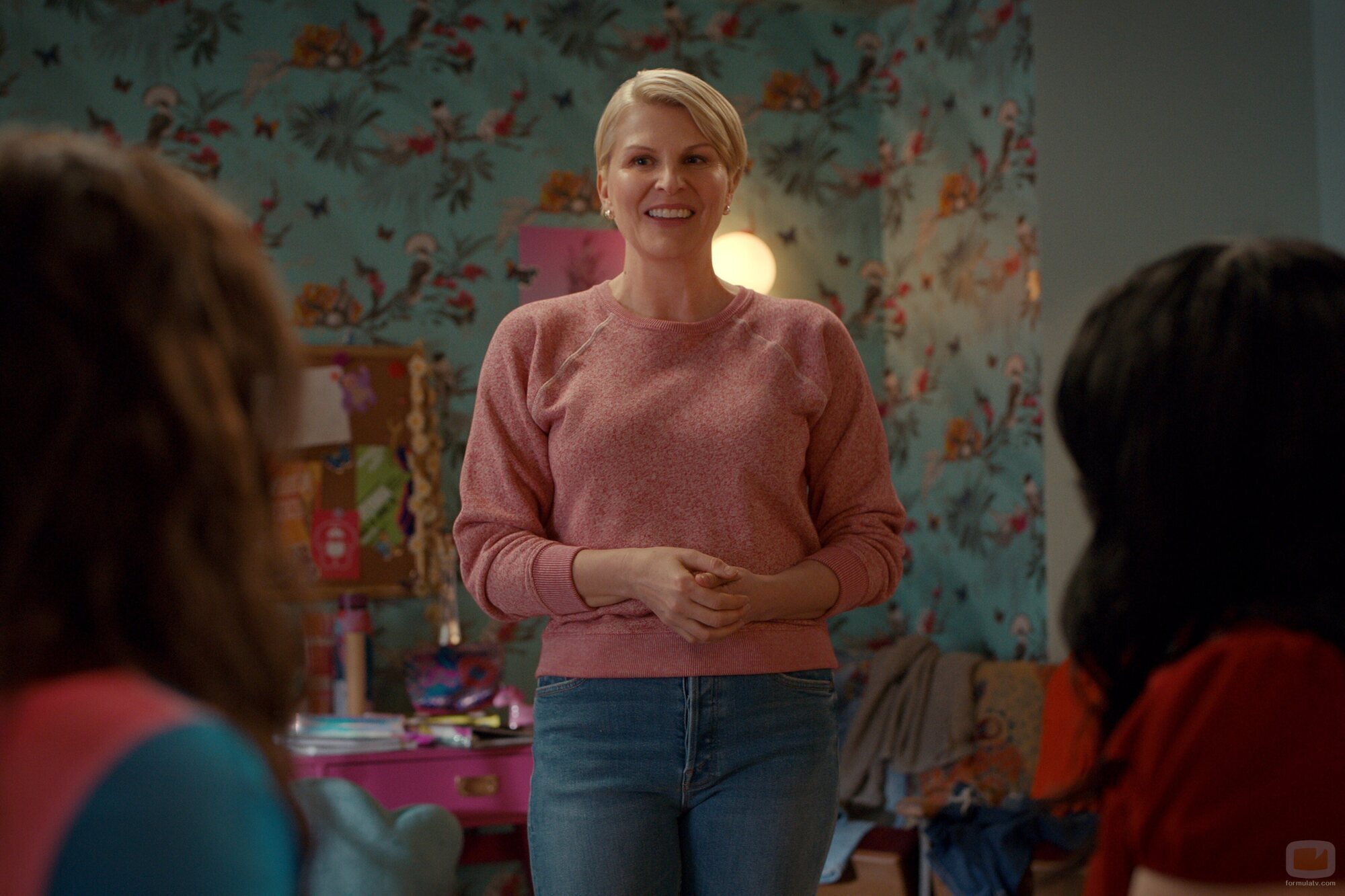 Jennifer Robertson en 'No da ni para un pódcast' de 'Ginny y Georgia'