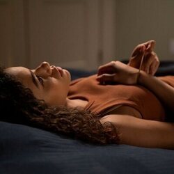 Antonia Gentry en 3x01 'No da ni para un pódcast' de 'Ginny y Georgia'