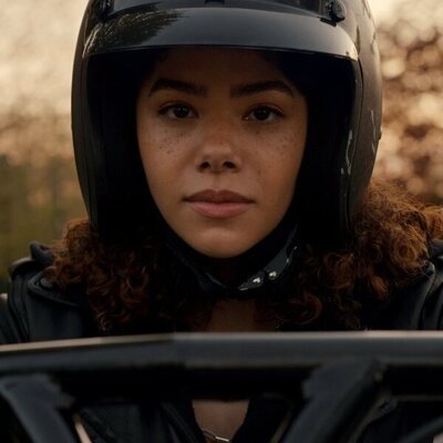 Still de Antonia Gentry en 3x01 'No da ni para un pódcast' de 'Ginny y Georgia'