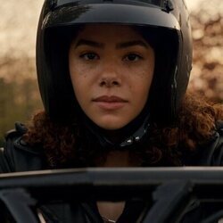 Still de Antonia Gentry en 3x01 'No da ni para un pódcast' de 'Ginny y Georgia'