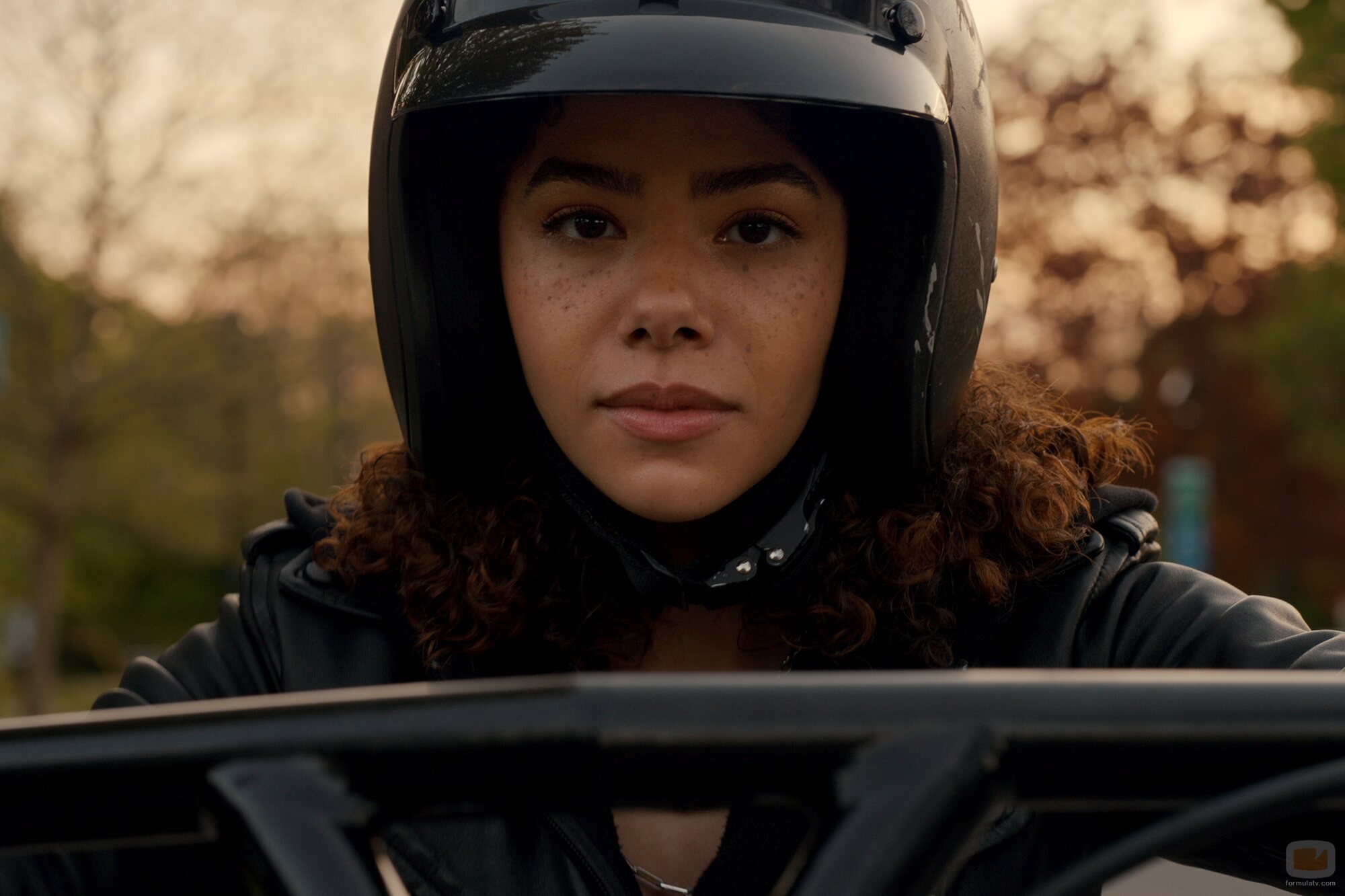 Still de Antonia Gentry en 3x01 'No da ni para un pódcast' de 'Ginny y Georgia'