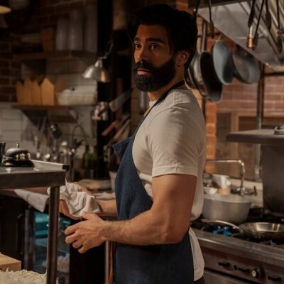 Raymond Ablack en 'No da ni para un pódcast' de 'Ginny y Georgia'