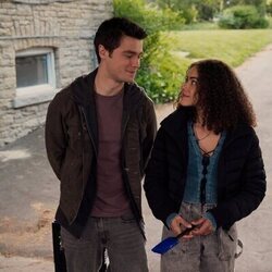 Felix Mallard y Antonia Gentry en el 3x02 de 'Ginny & Georgia'