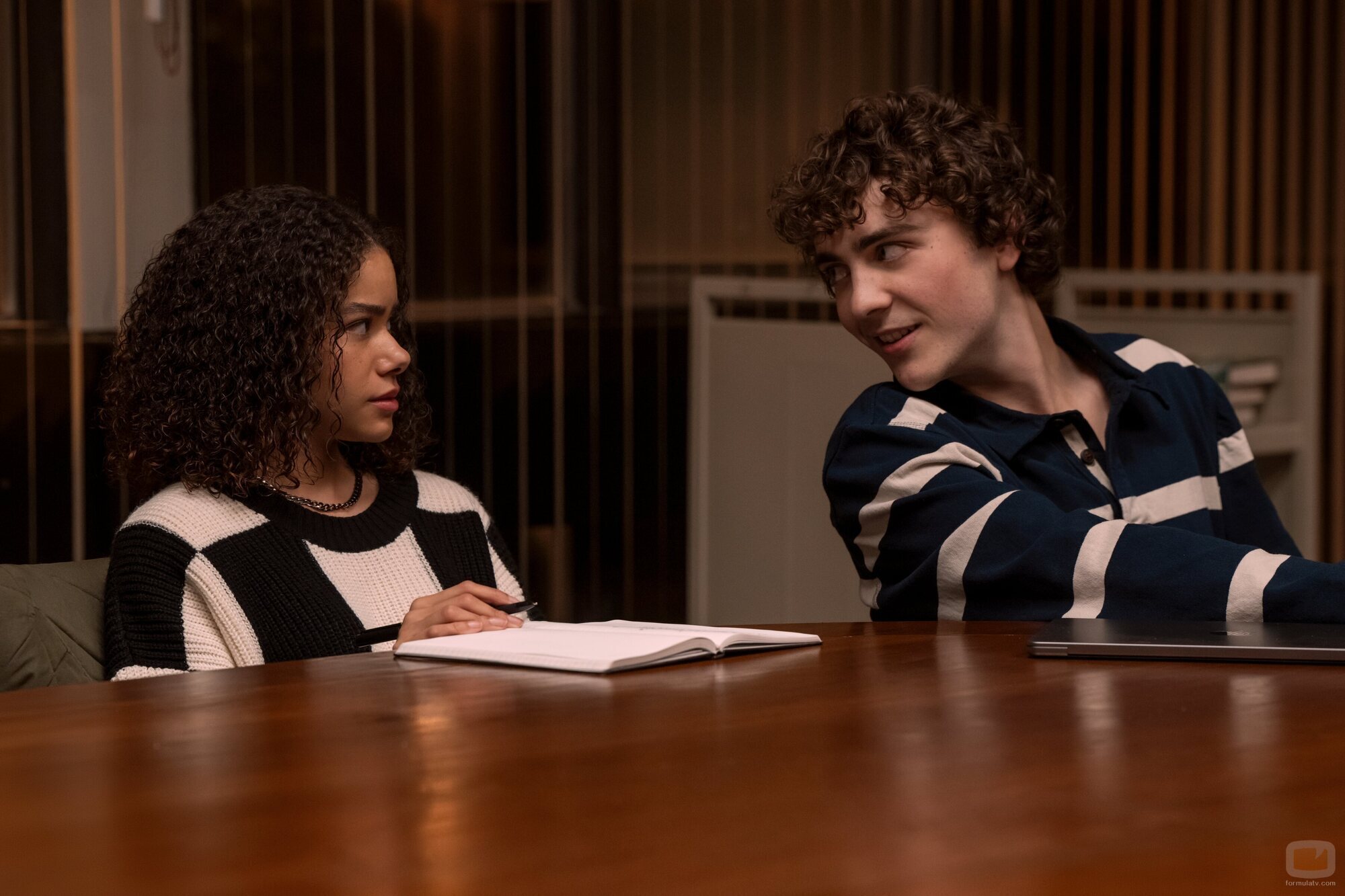 Ty Doran y Antonia Gentry en 3x02 titulado 'Que ya lo sé, joder' de 'Ginny y Georgia'