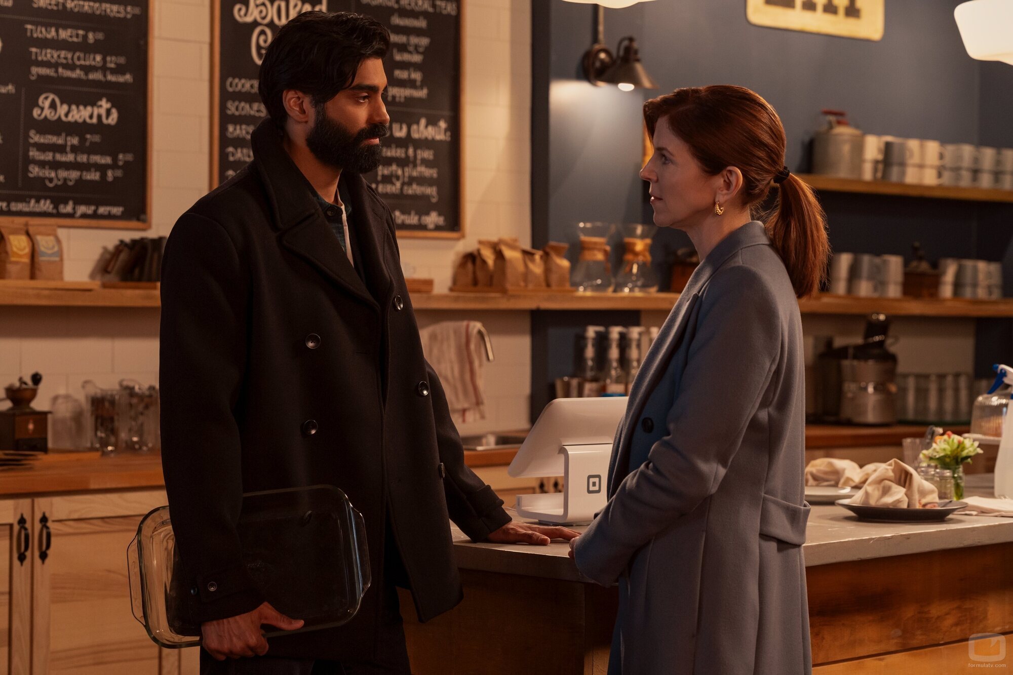 Raymond Ablack y Sabrina Grdevich en 'Que ya lo sé, joder' de 'Ginny y Georgia'