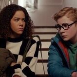 Antonia Gentry y Diesel La Torraca en el 'Que ya lo sé, joder' de 'Ginny & Georgia'