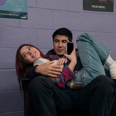 Katie Douglas y Damian Romeo en el 3x02 de 'Ginny y Georgia'