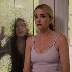 Brianne Howey y Sabrina Grdevich en 'Que ya lo sé, joder' de 'Ginny y Georgia'