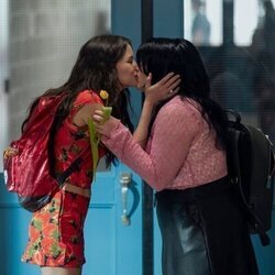 Sara Waisglass y Katelyn Wells en Capítulo 3 titulado 'Los amigos bailan' de 'Ginny y Georgia'