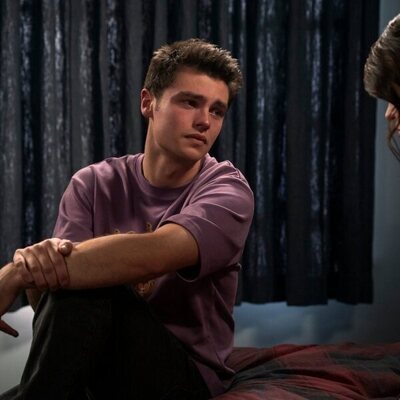 Felix Mallard y Sara Waisglass en 3x04 titulado 'El ama ha vuelto' de 'Ginny y Georgia'
