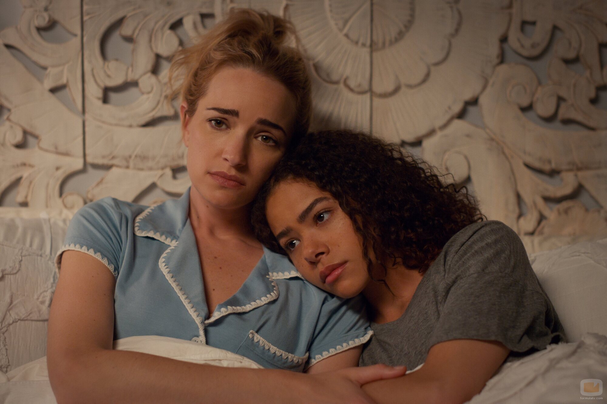 Brianne Howey y Antonia Gentry en el 3x04 de 'Ginny & Georgia'