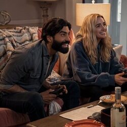 Brianne Howey y Raymond Ablack en el 3x06 de 'Ginny y Georgia'