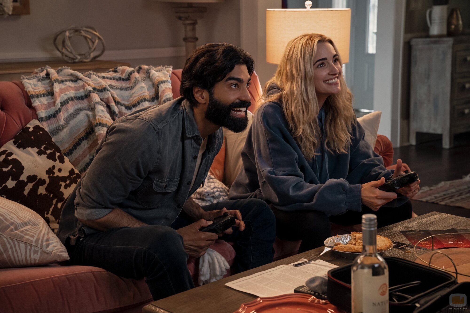 Brianne Howey y Raymond Ablack en el 3x06 de 'Ginny y Georgia'