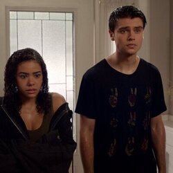 Felix Mallard y Antonia Gentry en el 3x07 de 'Ginny y Georgia'