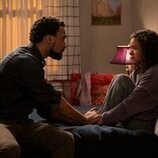 Nathan Mitchell y Antonia Gentry en el 'Qué fuerte' de 'Ginny & Georgia'