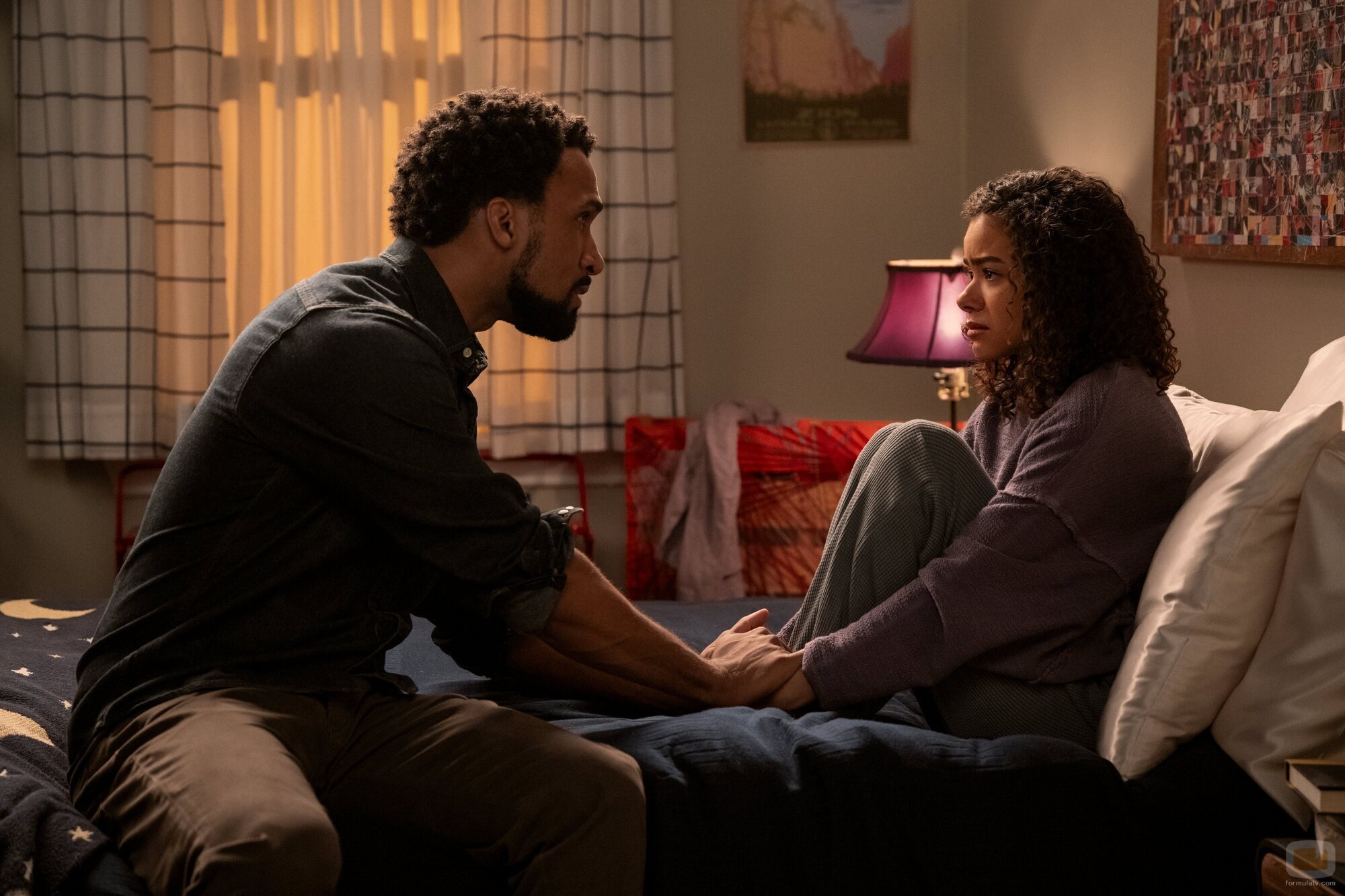 Nathan Mitchell y Antonia Gentry en el 'Qué fuerte' de 'Ginny & Georgia'