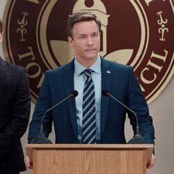 Scott Porter y Dan Beirne en el 3x08 de 'Ginny & Georgia'