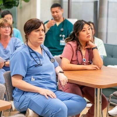 Allison Tolman y Kahyun Kim en Capítulo 1 titulado 'Bienvenidos al St. Denis' de 'St. Denis Medical'