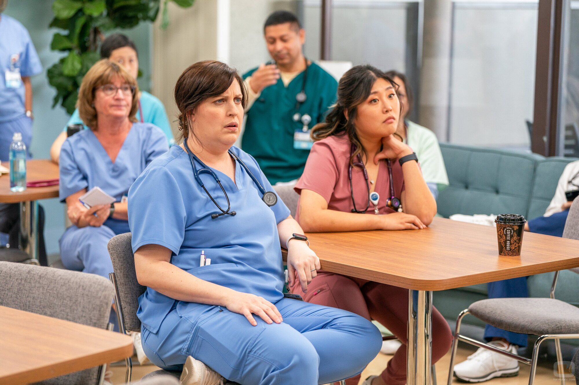 Allison Tolman y Kahyun Kim en Capítulo 1 titulado 'Bienvenidos al St. Denis' de 'St. Denis Medical'