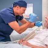 Josh Lawson en Capítulo 1 titulado 'Bienvenidos al St. Denis' de 'St. Denis Medical'