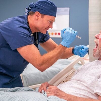 Josh Lawson en Capítulo 1 titulado 'Bienvenidos al St. Denis' de 'St. Denis Medical'