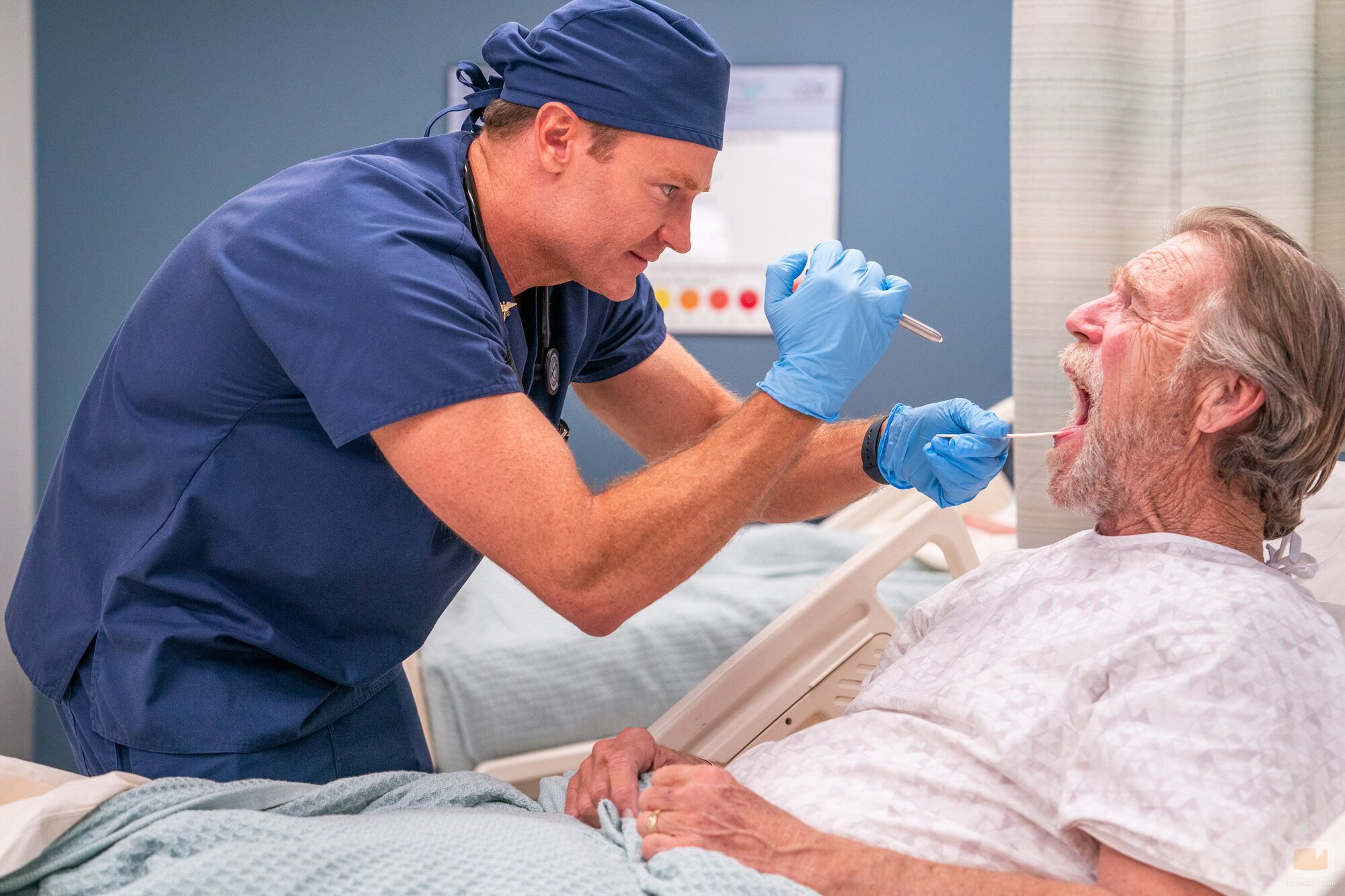 Josh Lawson en Capítulo 1 titulado 'Bienvenidos al St. Denis' de 'St. Denis Medical'