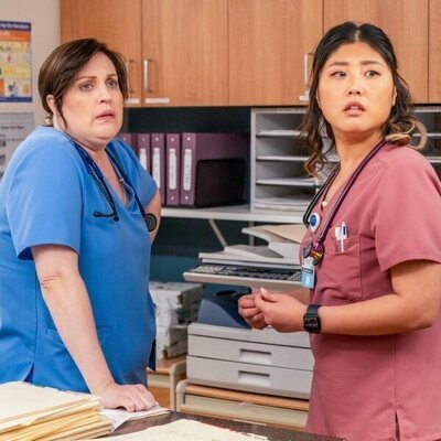 Allison Tolman y Kahyun Kim en el 1x01 de 'St. Denis Medical'