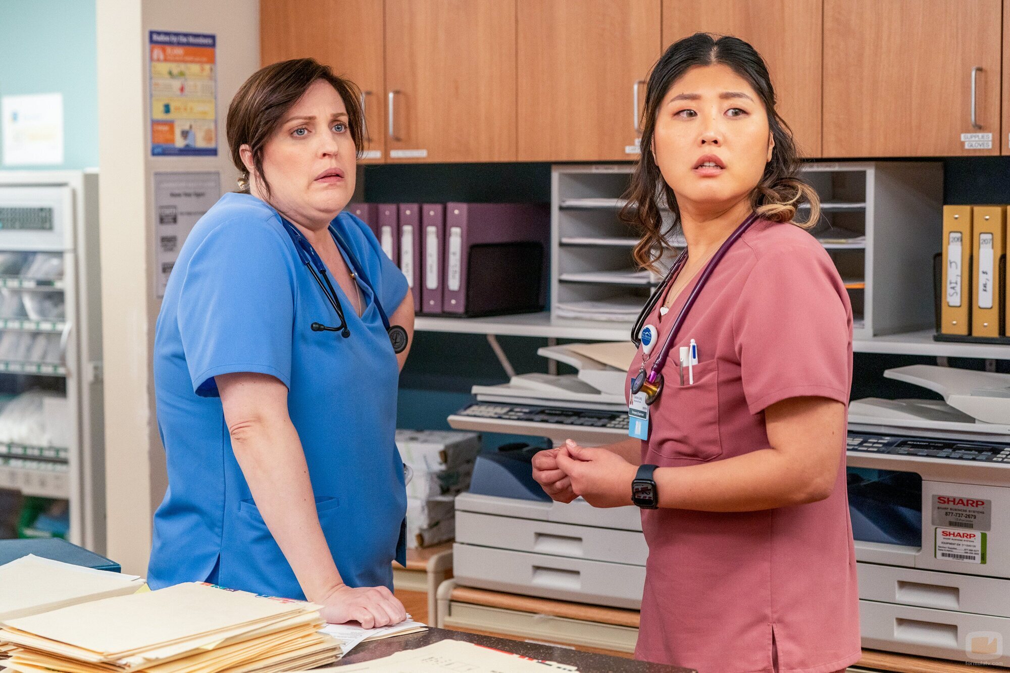 Allison Tolman y Kahyun Kim en el 1x01 de 'St. Denis Medical'