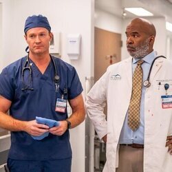 David Alan Grier y Josh Lawson en 1x01 titulado 'Bienvenidos al St. Denis' de 'St. Denis Medical'