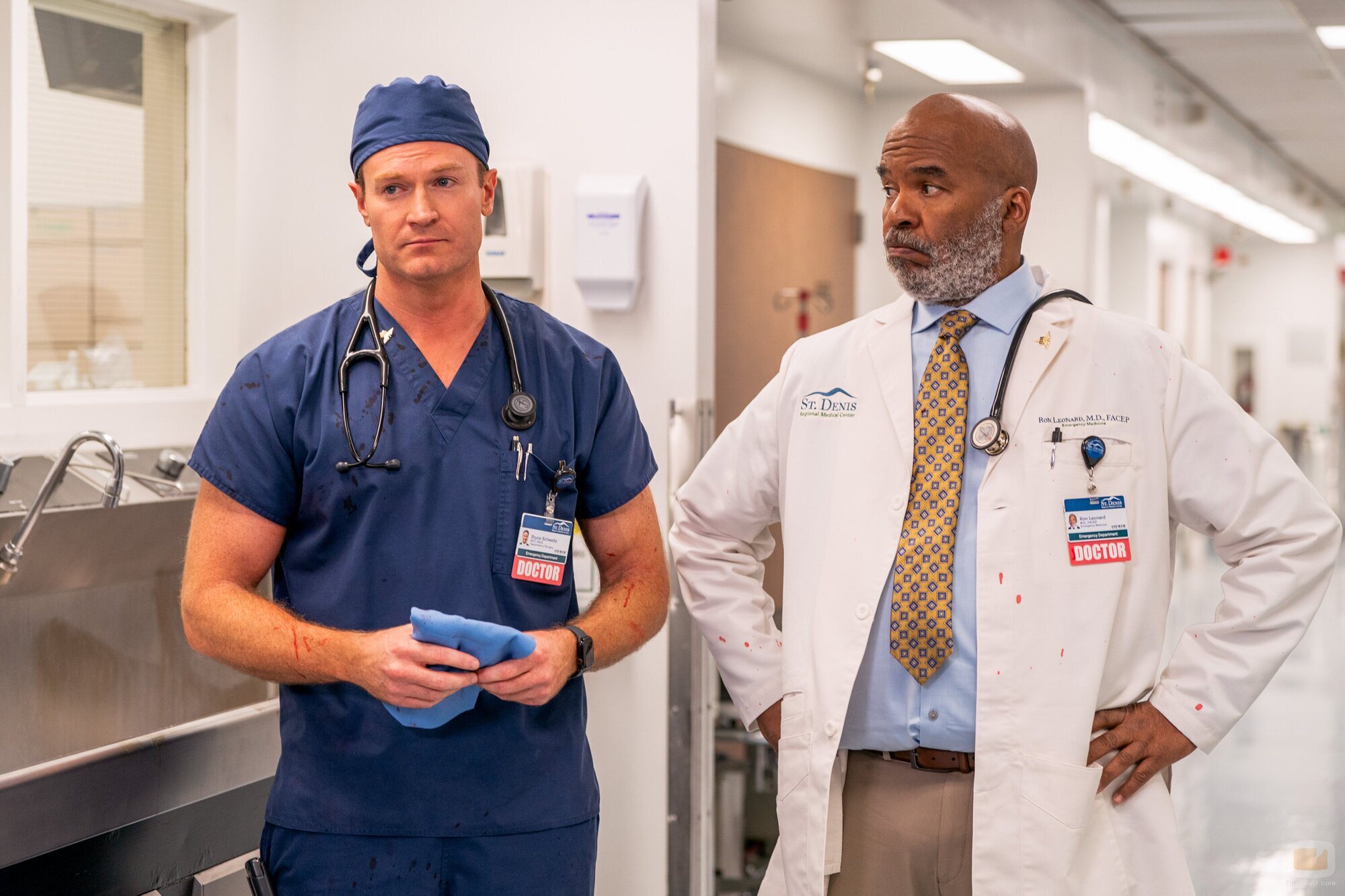 David Alan Grier y Josh Lawson en 1x01 titulado 'Bienvenidos al St. Denis' de 'St. Denis Medical'