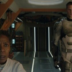 Escena de 1x05 'Seguimiento bélico infinito' de 'Matabot'