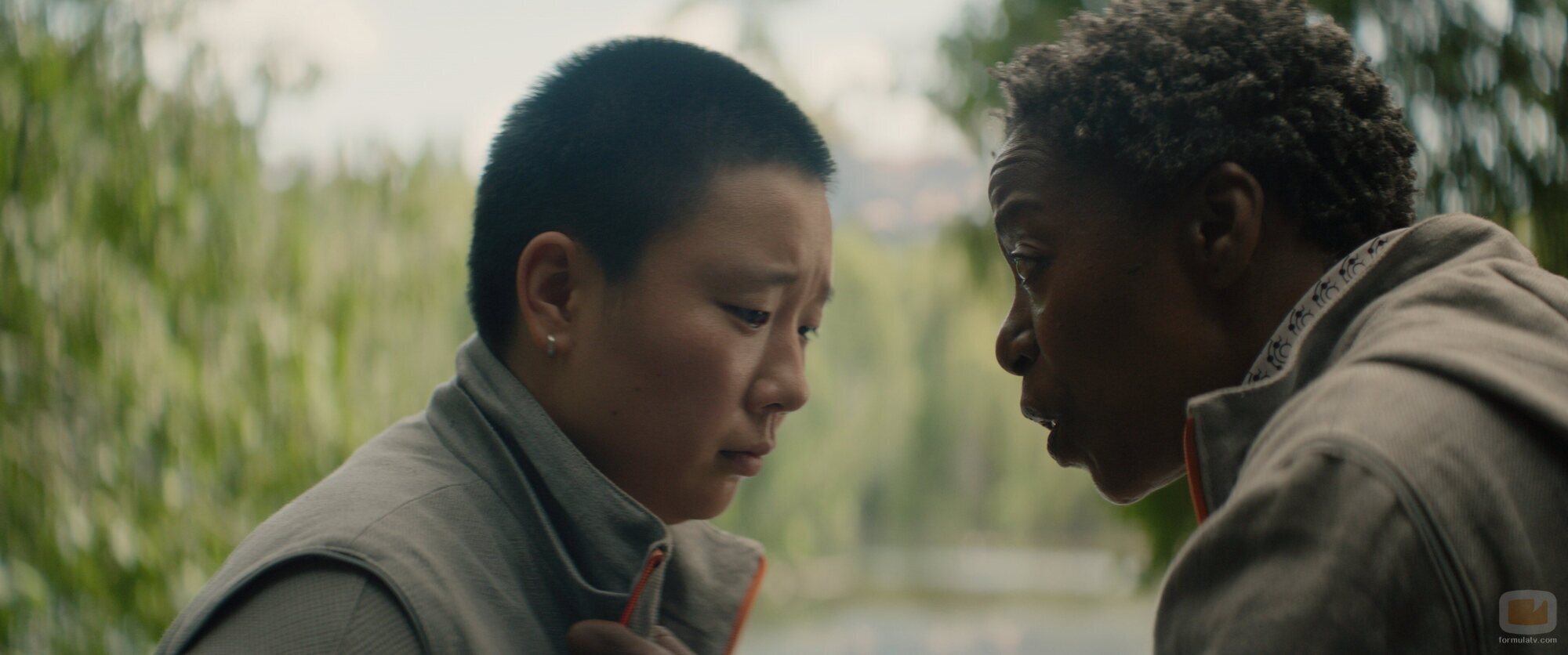 Noma Dumezweni y Sabrina Wu en el 1x04 de 'Matabot'