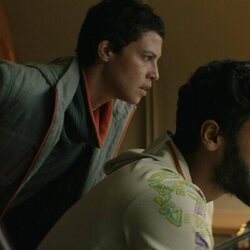 Akshay Khanna y Tattiawna Jones en el 1x04 de 'Matabot'
