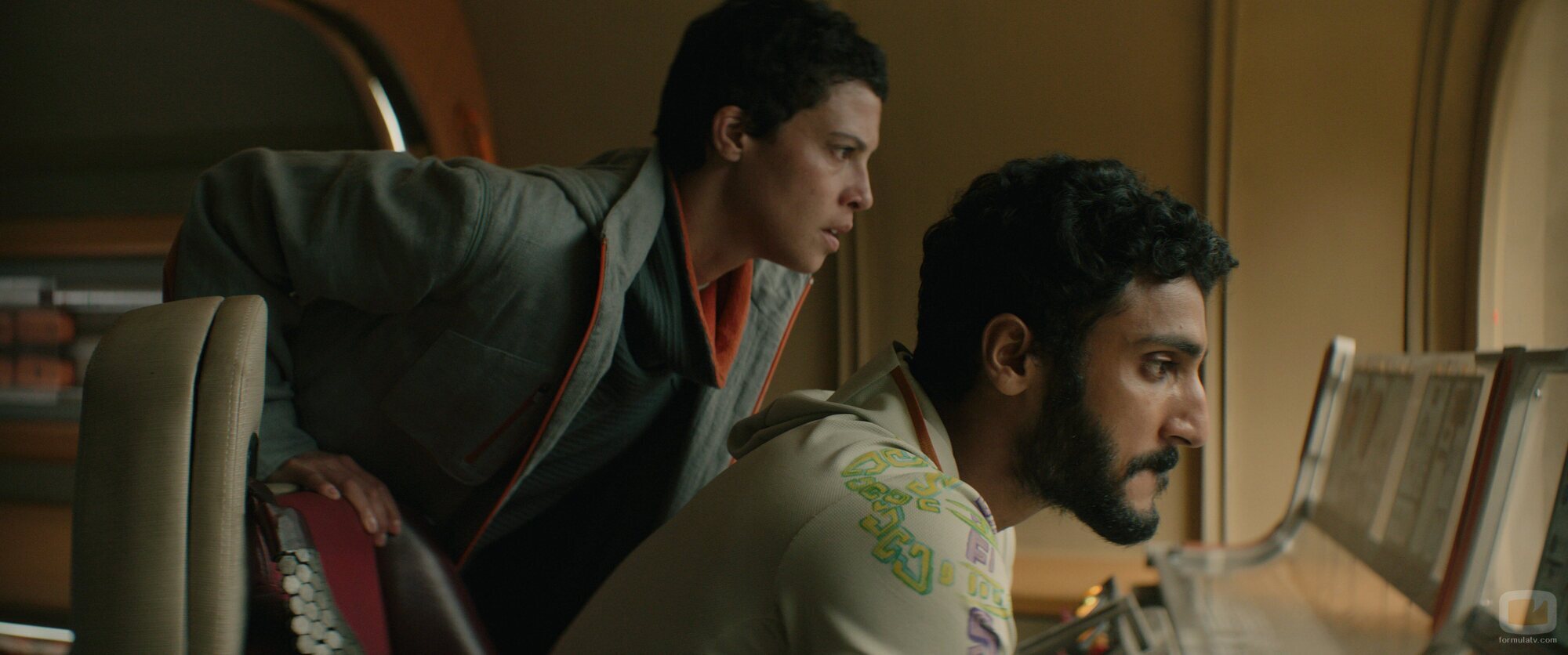 Akshay Khanna y Tattiawna Jones en el 1x04 de 'Matabot'