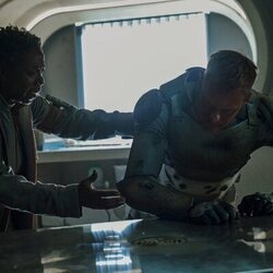 Alexander Skarsgard y Noma Dumezweni en el 1x04 de 'Matabot'