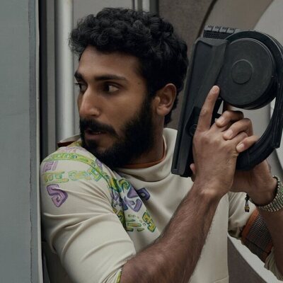 Akshay Khanna en 1x04 titulado 'Protocolo de velocidad de escape' de 'Matabot'