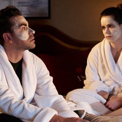 Emily Hampshire y Dan Levy en el 4x08 de 'Schitt's Creek'